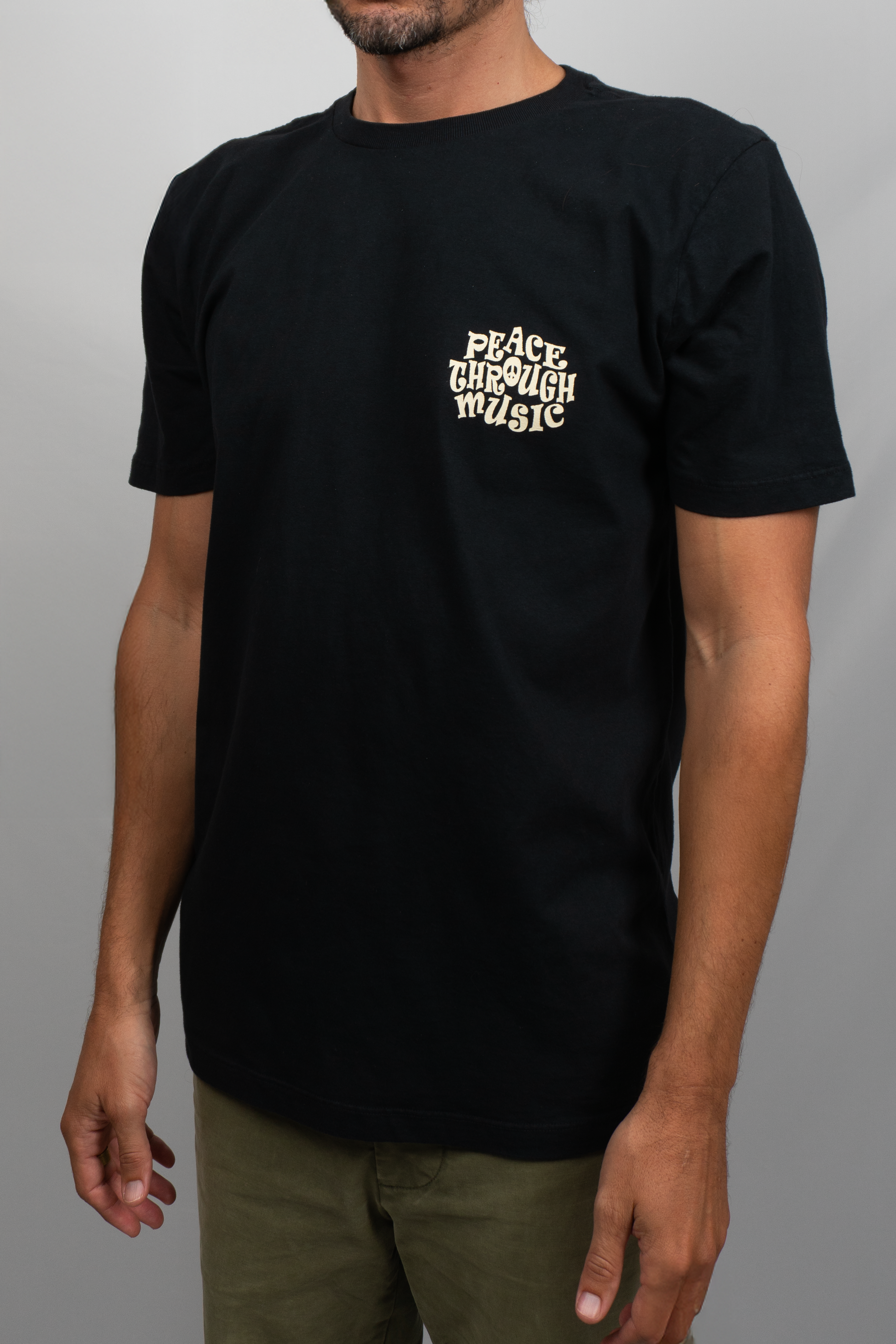 CAMISETA PEACE TROUGHT MUSIC PRETA