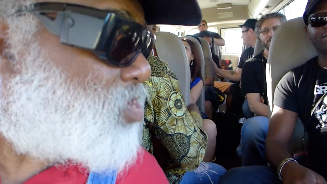 Cantando no Ônibus | Banda Playing For Change | Por Trás das Cenas (Exclusivo para Membros)