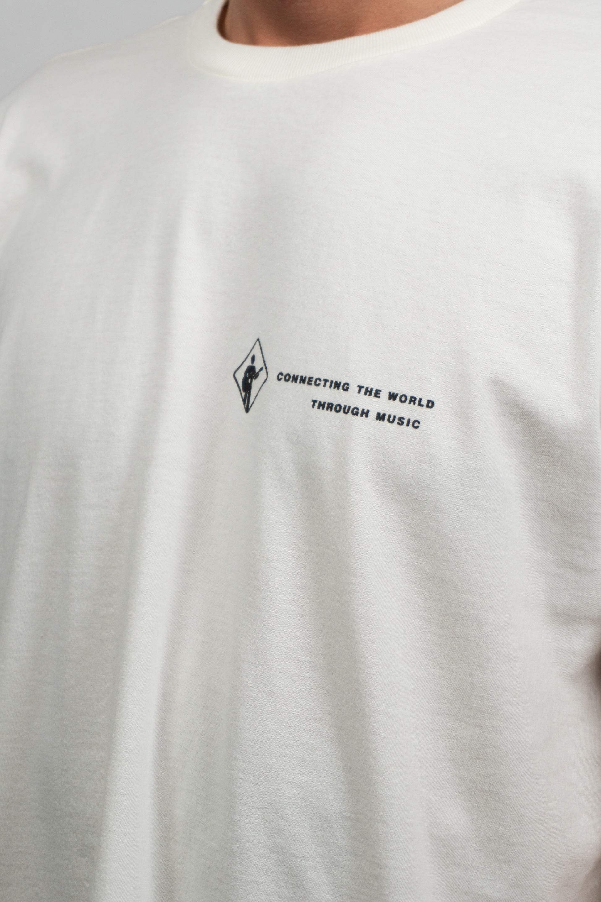 CAMISETA CONECTING DE WORLD OFF WHITE