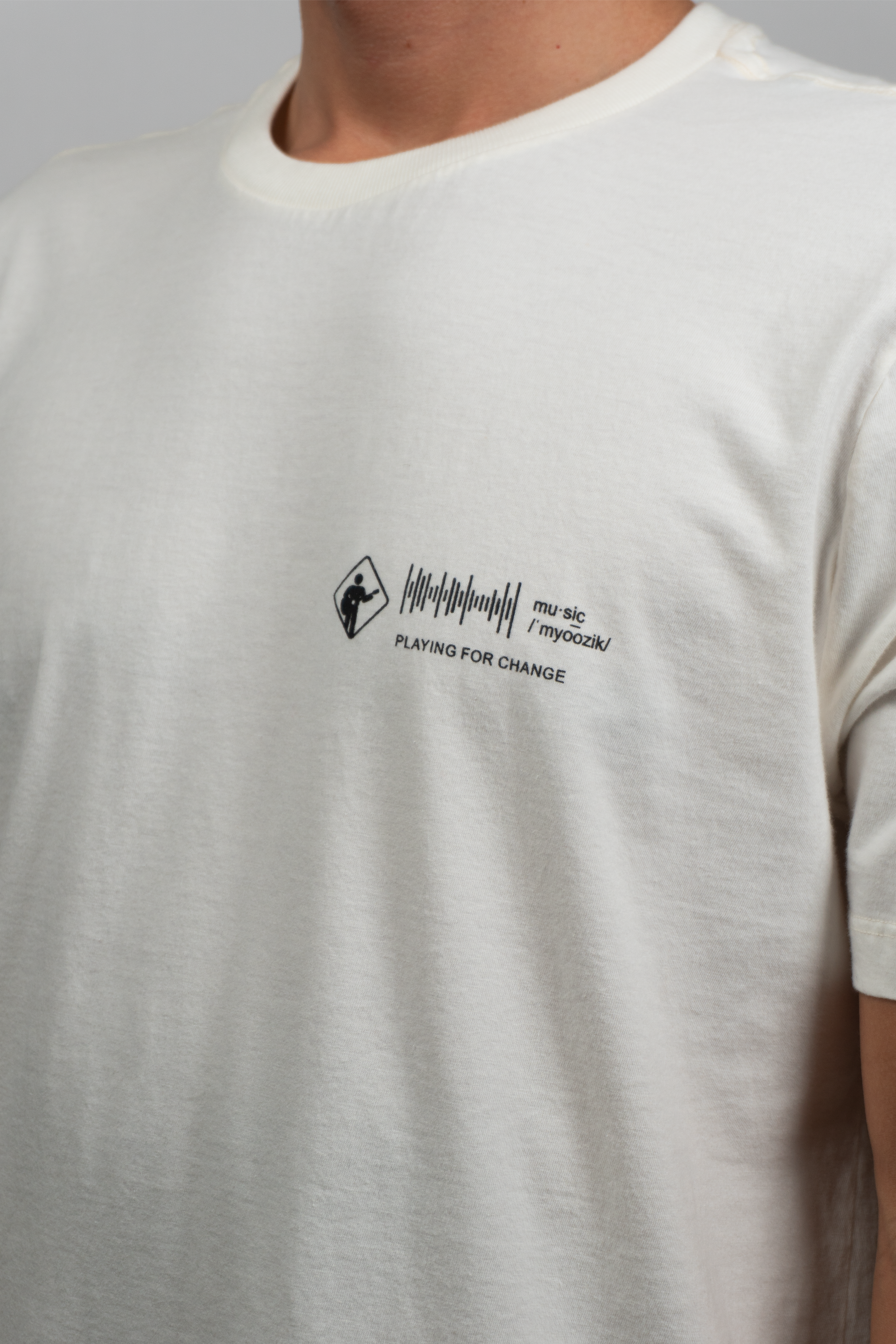 CAMISETA MASCULINA UNIVERSAL LANGUAGE OFF WHITE