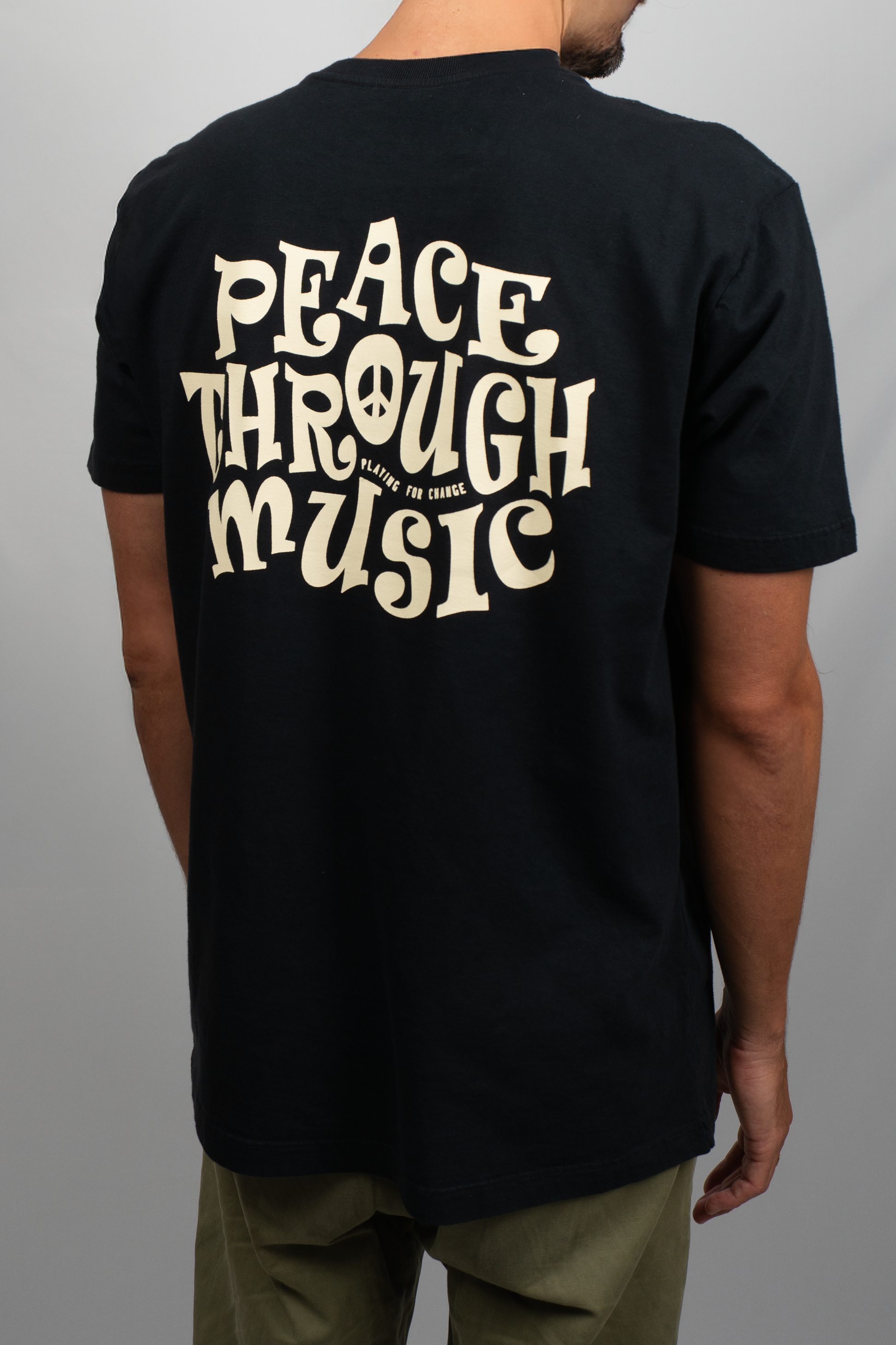 CAMISETA PEACE TROUGHT MUSIC PRETA