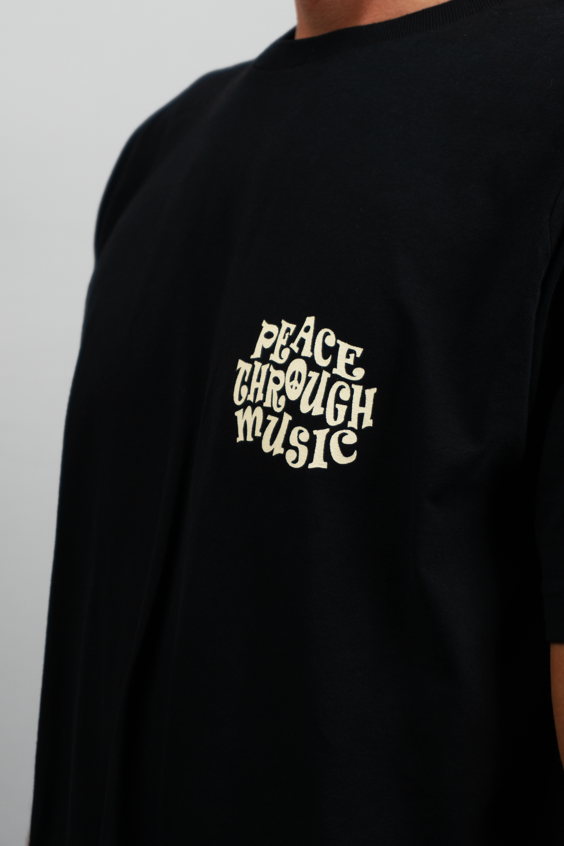 CAMISETA PEACE TROUGHT MUSIC PRETA