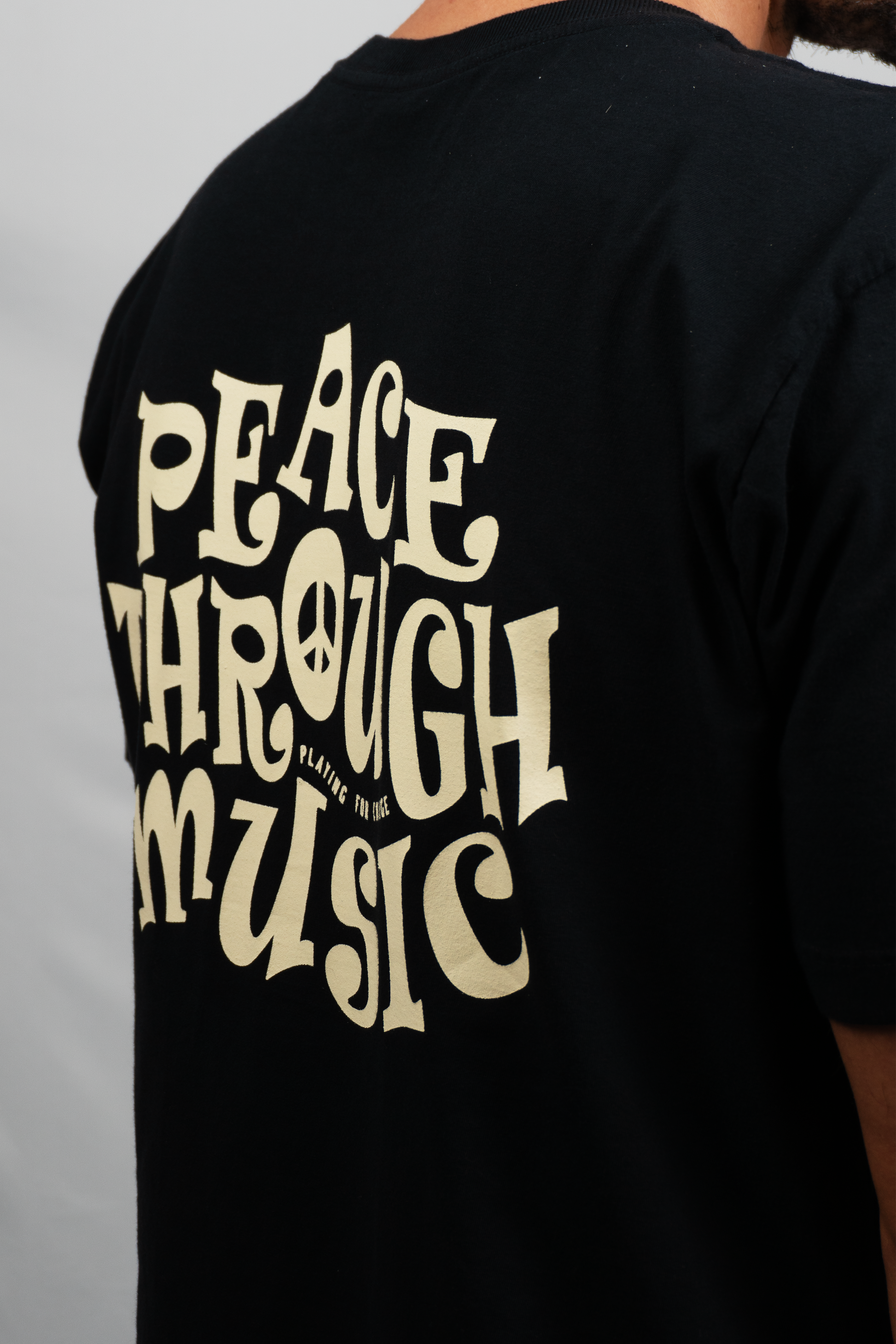 CAMISETA PEACE TROUGHT MUSIC PRETA