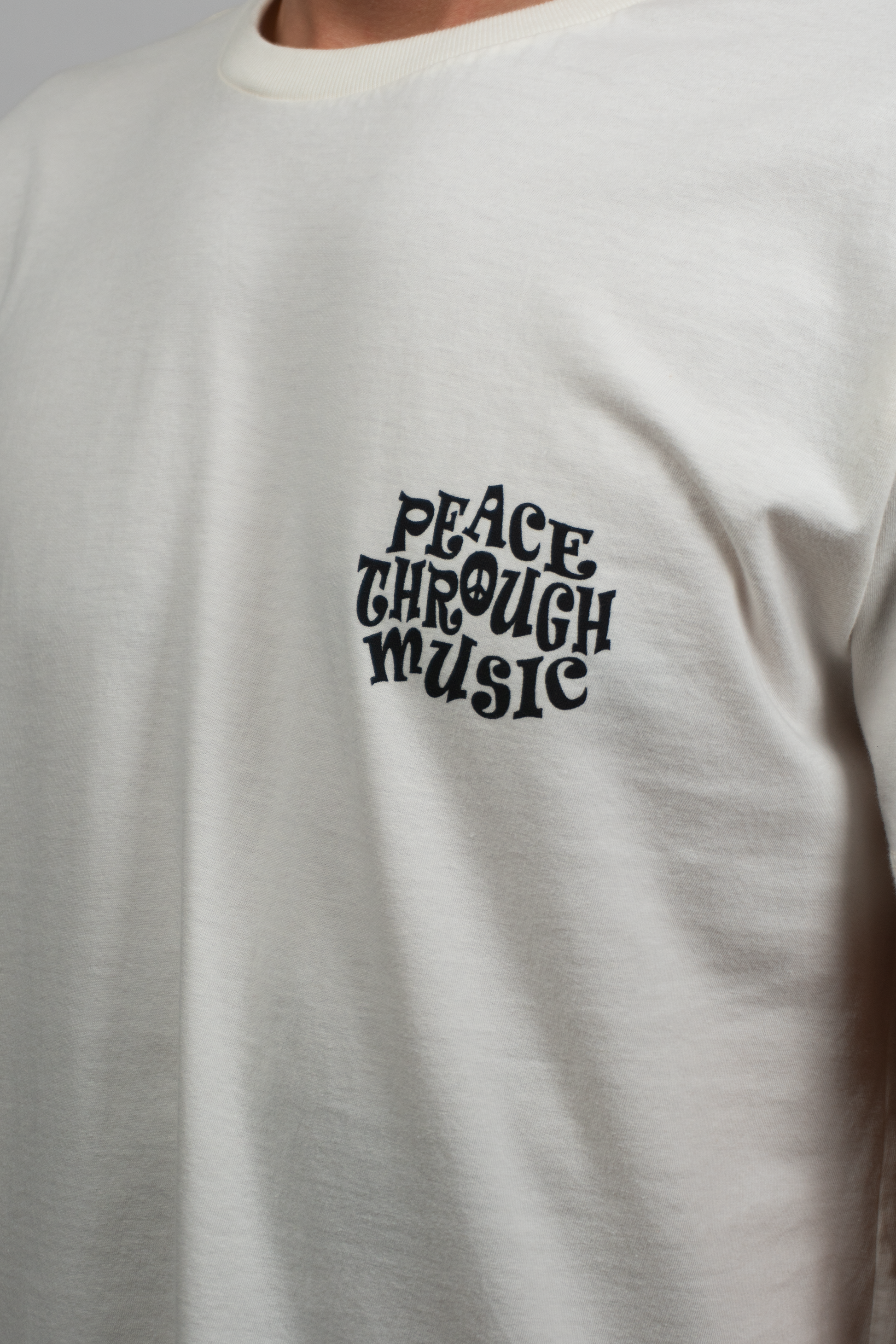CAMISETA PEACE TROUGHT MUSIC OFF WHITE