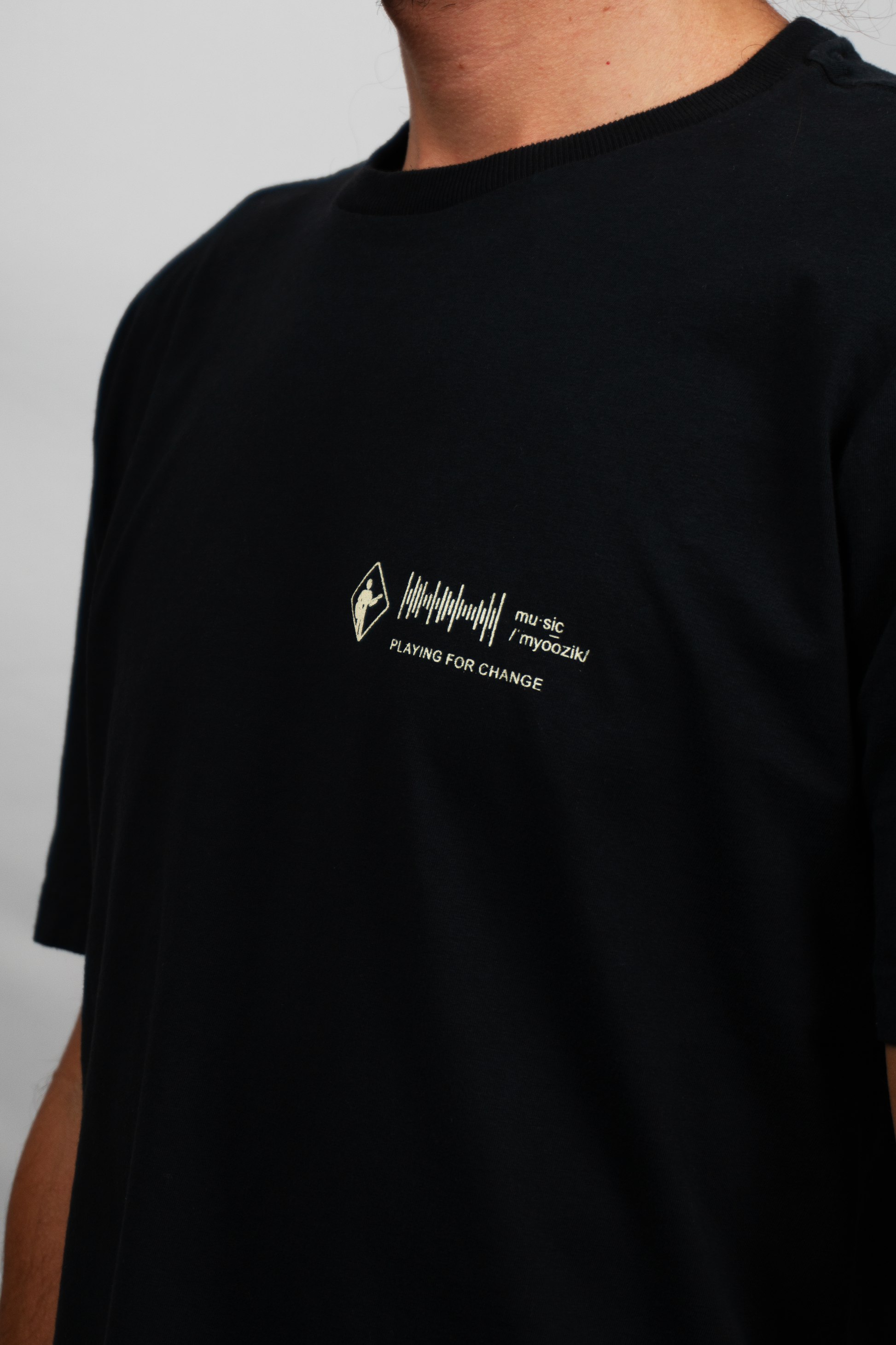 CAMISETA UNIVERSAL LANGUAGE PRETA